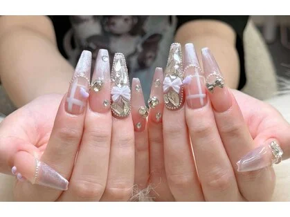 カラフルなパーツを使ったネイルアートの指先